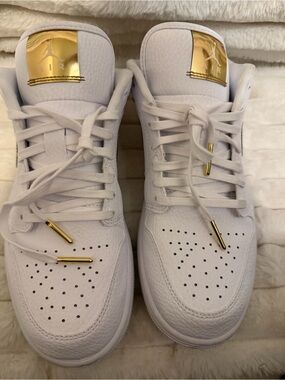Women's Jordan 1 Low SE White/ Metallic Gold-White (CZ4776 100)